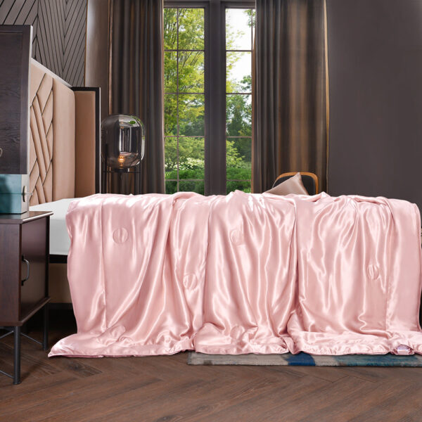 19 Momme Mulberry Silk Cooling Blanket - Image 3